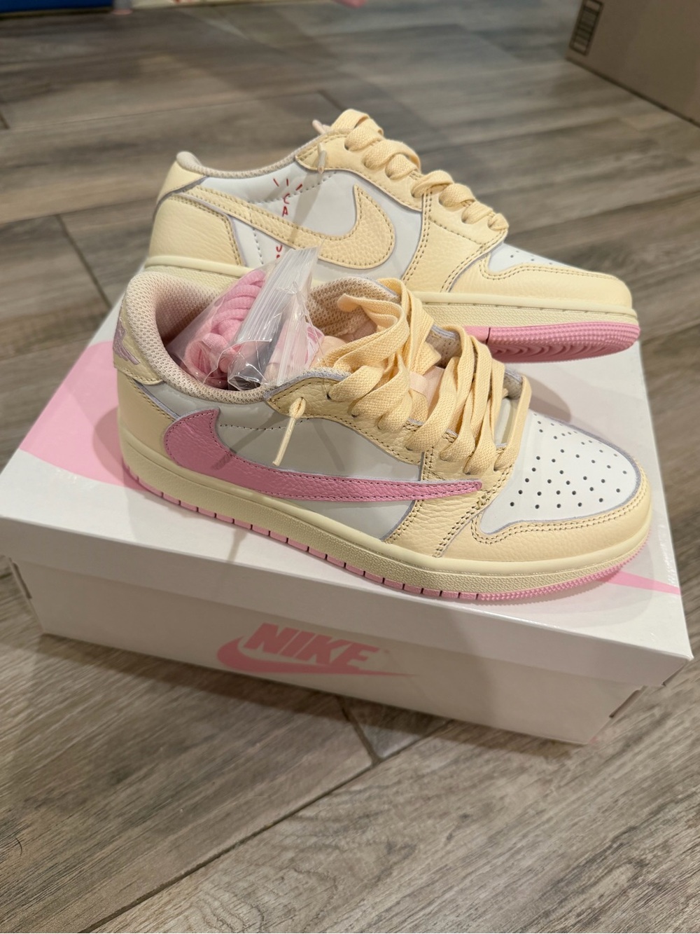 Travis scott x nike jordan low 1 shy pink